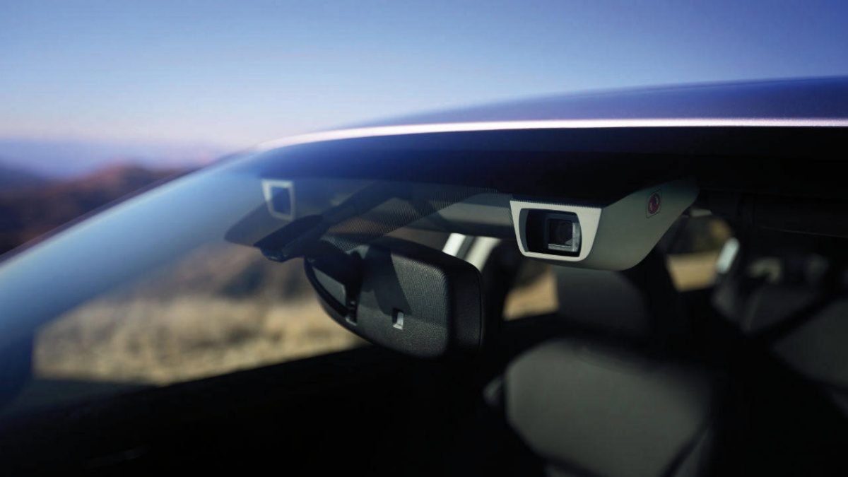 Subaru je aktivni tempomat izdelal kar ob pomoči dveh kamer. Ti sta okoli 30 cm vsaksebi in nameščeni na sredini zgornjega dela vetrobranskega stekla.